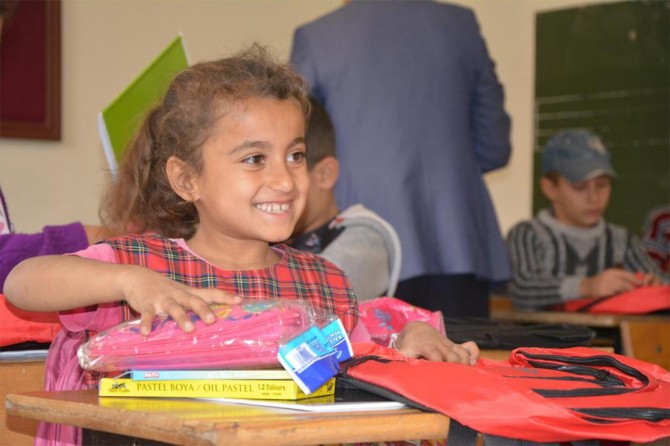 Kozluklu öğrencilere kırtasiye ve çanta yardımı
