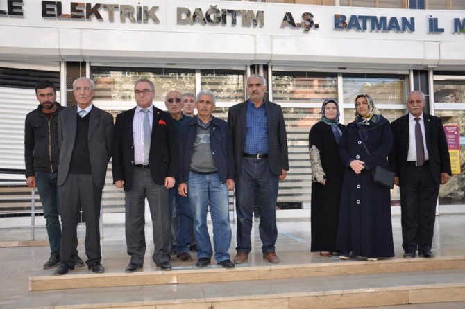 Evlerine elektrik verilmeyen emeklilerden basın açıklaması