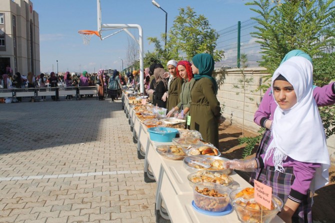 Kız İHL öğrencilerinden muhtaçlar yararına kermes