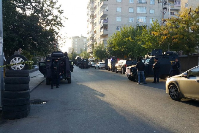 Diyarbakır'da polis baskını sonrası çatışma