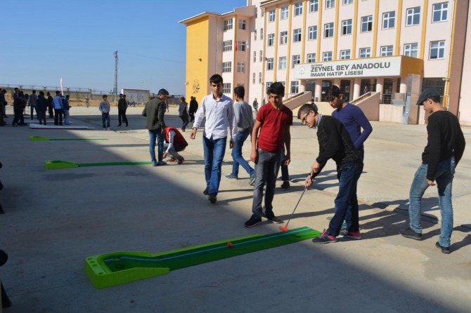 Öğrenciler spor aletleriyle stres atıyor