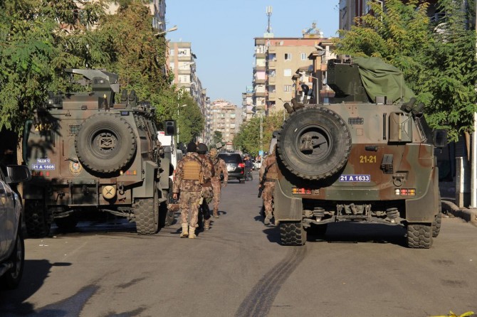Armed conflict in Turkiye's Diyarbakır: A policeman lost his life, 9 policemen injured