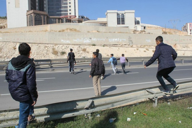 Üst geçidi olmayan yolu kullanan öğrenciler büyük tehlikeyle karşı kaşıya!