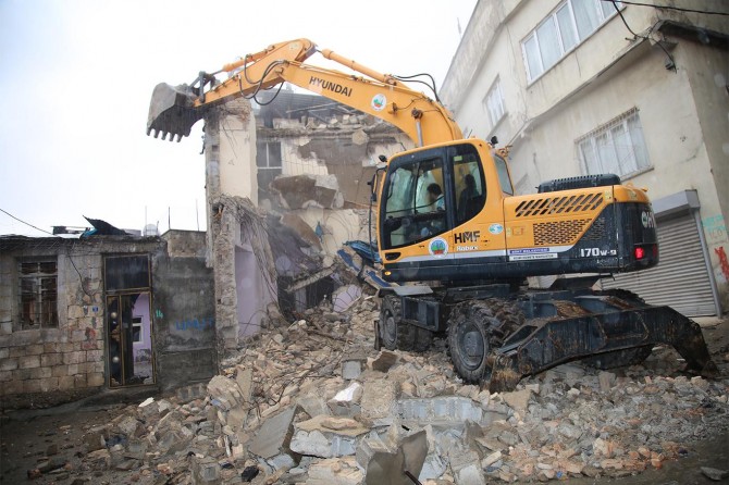​Siirt'te madde bağımlılarının mekanı haline gelen metruk binalar yıkılıyor