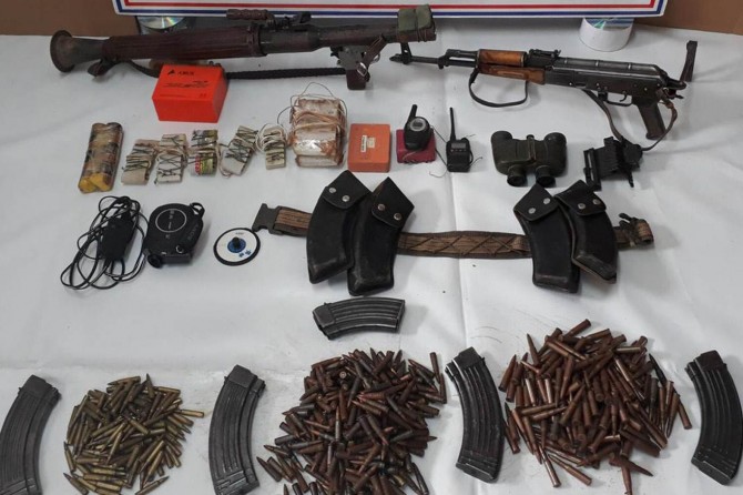 ​Tunceli Nazimiye'de harabe evde mühimmat ele geçirildi