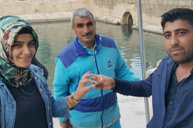 ​Şanlıurfa’da temizlik görevlisi bulduğu 8 bin TL'lik alyansı sahibine verdi