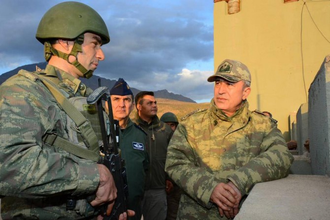 Genelkurmay Başkanı Akar sınırda incelemelerde bulundu