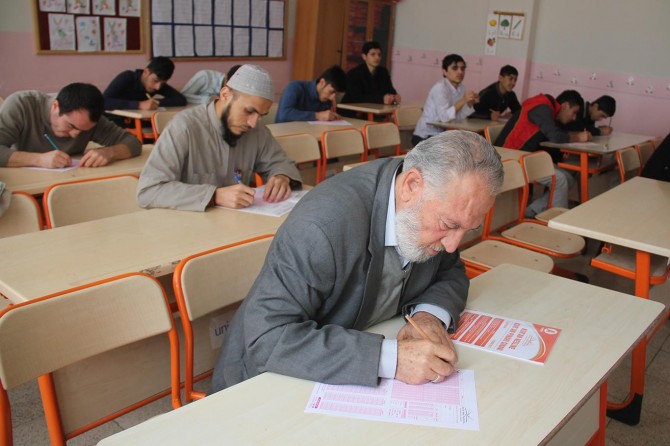 "Kur'an Pınarı" meal sınavının heyecanı ilçe merkezlerinde görülmeye değerdi