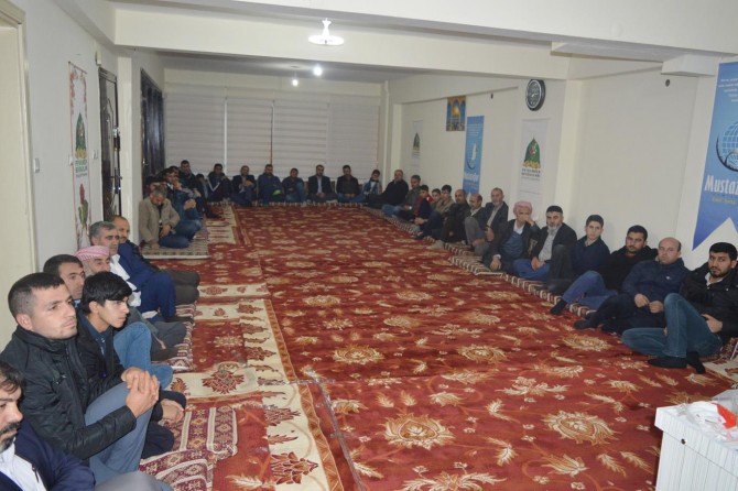 "Sahabeler bizi cennete götüren yollardır"