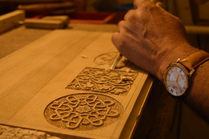 Selçuklu ve Osmanlı dönemine ait motifleri titizlikle ahşaba işliyor