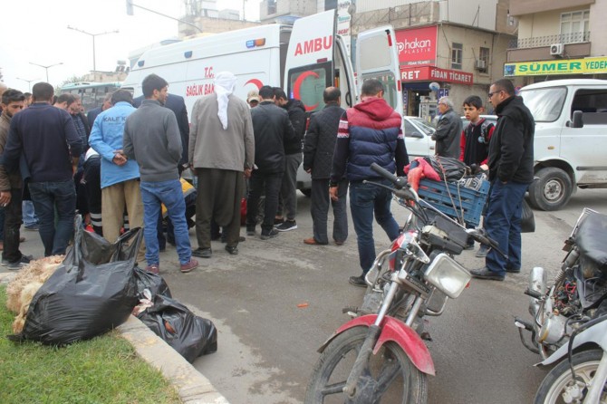 Karşı yönden gelen pikaba çarpan motosikletli ağır yaralandı
