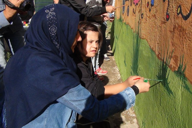 Zihinsel engelli çocuklar duvar boyadı