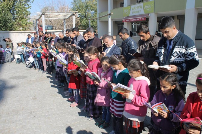 Köy meydanında 7'den 70'e herkes kitap okudu