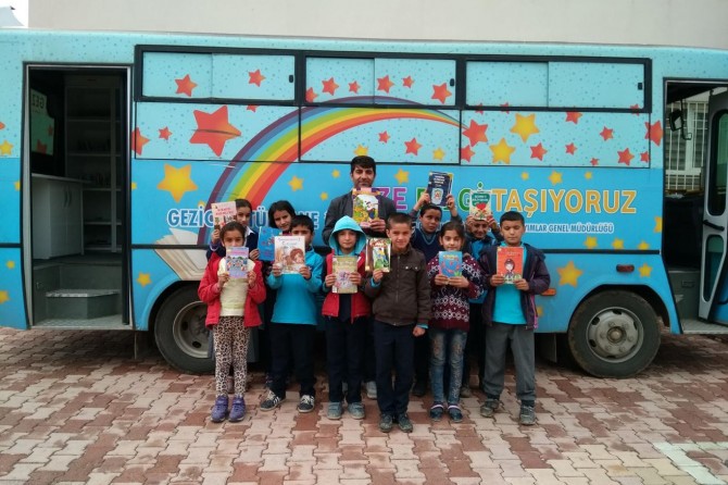 Gezici kütüphane çocuklar için köy köy geziyor