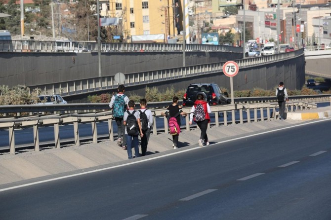 Şanlıurfa Eyyübiye'deki binlerce öğrencinin kullandığı yol ve üst geçit sorunu çözülüyor