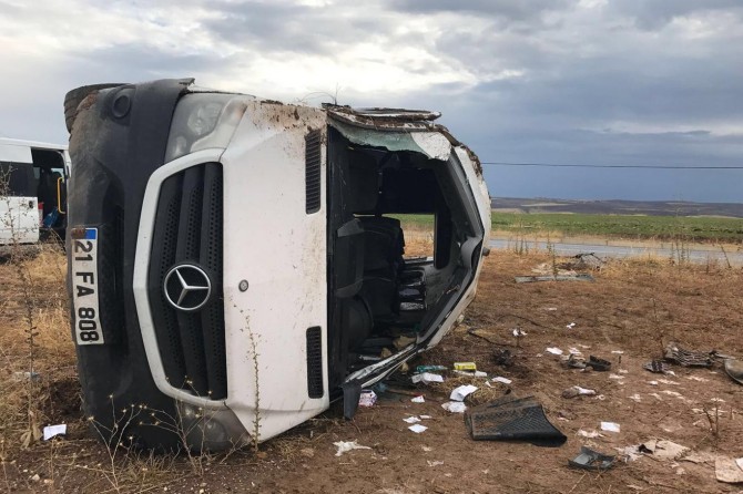 Diyarbakır'da öğretmenleri taşıyan minibüs devrildi: 2'si ağır 10 yaralı