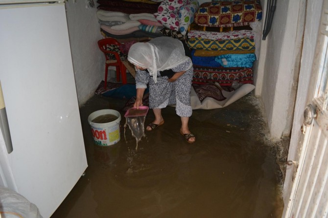 Kısa süreli etkili olan yağmur evleri sular altında bıraktı