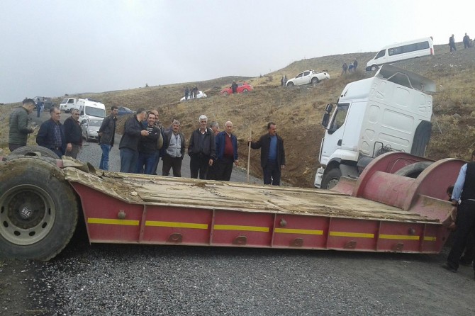 Elazığ Kovancılar'da kontrolden çıkan TIR trafiğin aksamasına neden oldu