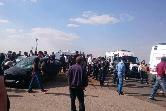 Öğrenci servisiyle otomobil çarpıştı: 13 yaralı