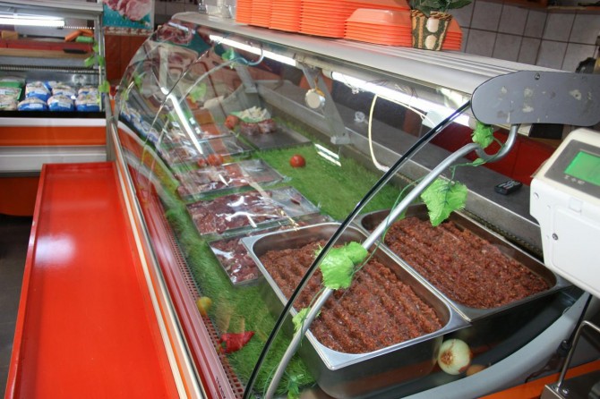 Kasaplar ucuz etin zincir marketlerde satılmasına tepkili