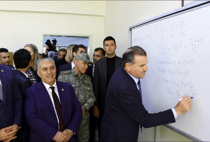 Gençlik ve Spor Bakanı Derik'te açılan lisede sınıfları gezdi