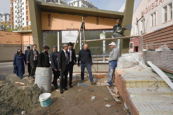 Batman Valisi Ahmet Deniz, yeni yapılan anaokulunda incelemede bulundu