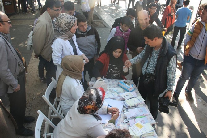 ​Adıyaman'da diyabet haftası nedeniyle vatandaşlara şeker taraması