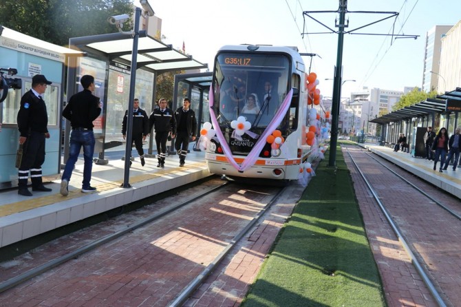 Gaziantep’te vatman çiftin gelin arabası tramvay oldu