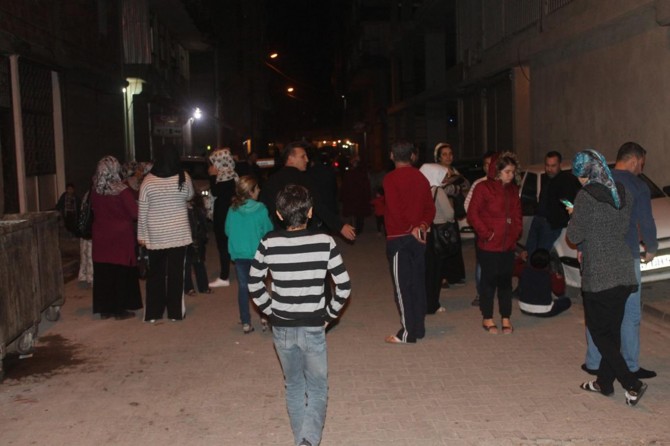 "Tekrar deprem olacak korkusuyla eve giremiyoruz"