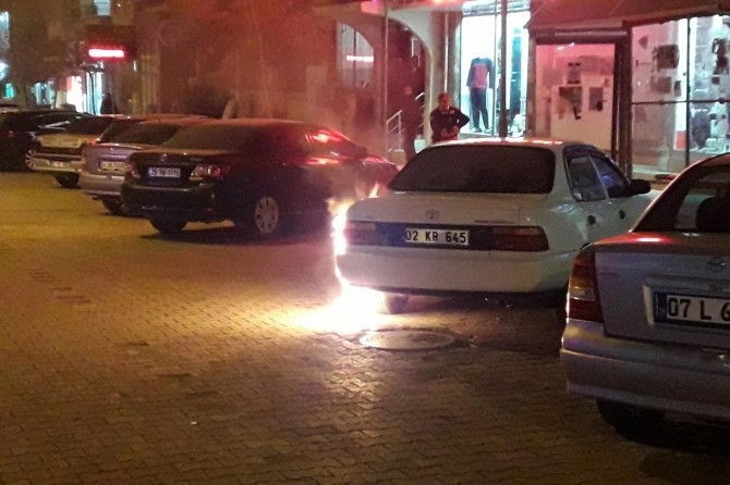 Adıyaman Kahta'da park halindeki otomobil alev aldı