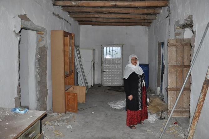 Eşi ölen çaresiz anne, yıkılma tehlikesi olan evlerinin onarılmasını istiyor