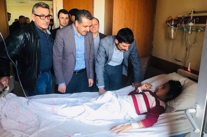 Trafik kazasında yaralanan öğrencilere moral ziyareti