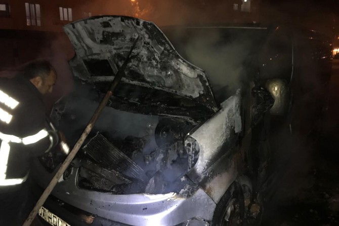 ​Mardin Nusaybin'de seyir halindeki minibüs alev aldı