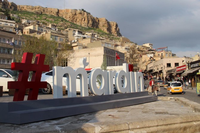 Mardinliler: Bu ahlaksızları istemiyoruz!