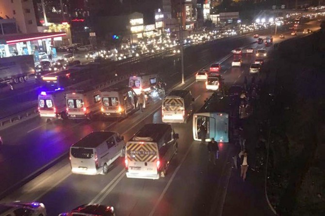 İstanbul D-100 Karayolunda halk otobüsü devrildi: 6 yaralı