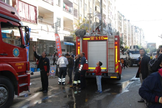 Diyarbakır Bağlar'da son katta çıkan yangın paniğe neden oldu
