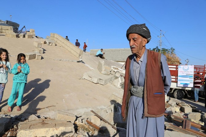 Mexdûrên erdhejê di nava naçariyê de enqazên malên xwe temaşa dikin