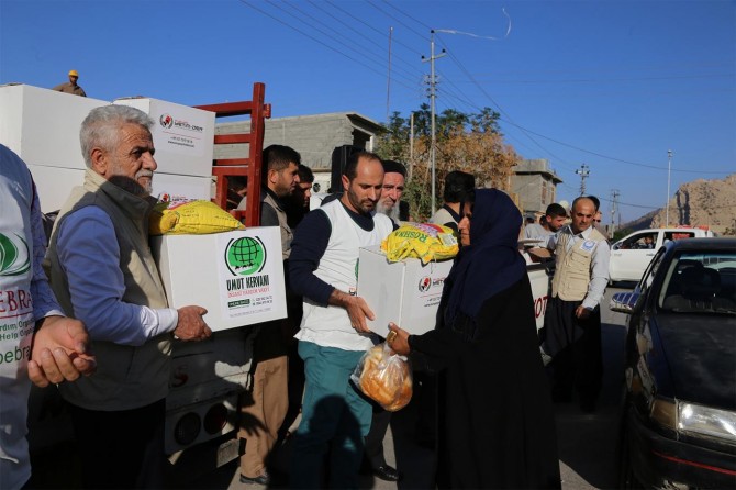 ​Kerwana Umûdê ji bi sedan malbatên mexdûrên erdhejê re alîkarî kir