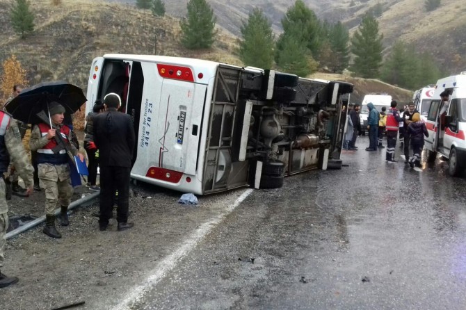 Otobusa rêwiyan qulibî: 2 mirî 15 birîndar