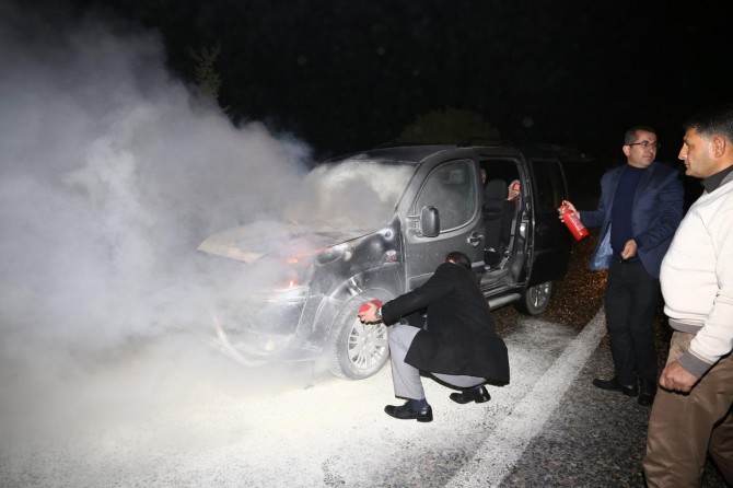 Seyir halindeki araç alev aldı