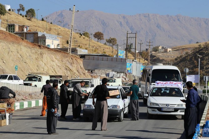 Depremzedelere yardım götürenlere bölge halkından misafirperverlik örneği
