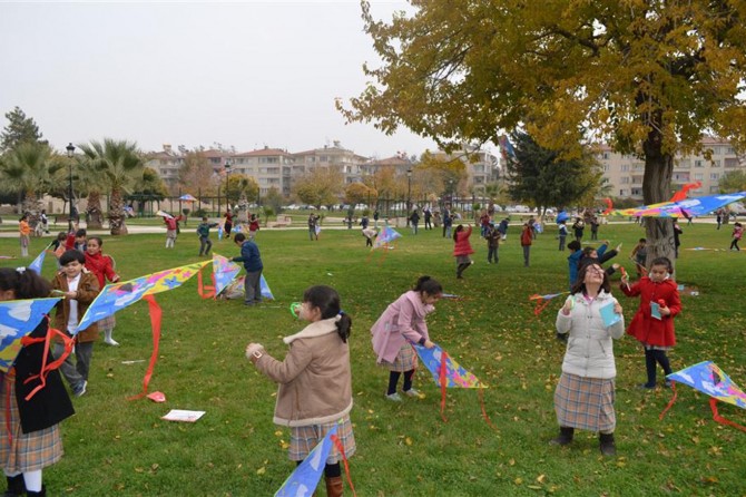 ​Gaziantep'te çocuklar gökyüzüne balon ve uçurtma bıraktı