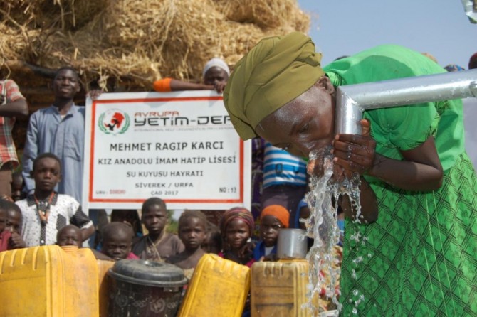 Xwendekarên îmam xatibî li Çad û Bangledeşê bîrên avê dan vekirin
