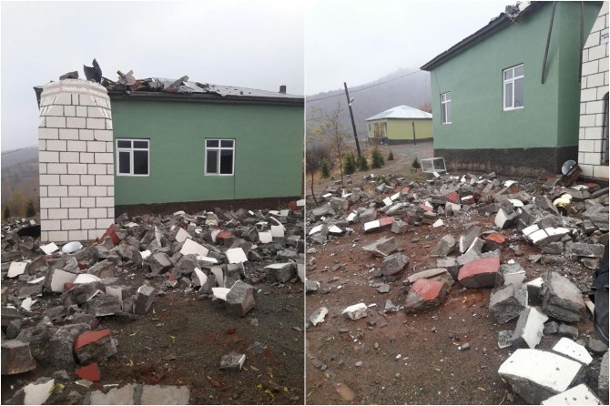 Şiddetli rüzgar nedeniyle caminin minaresi yıkıldı