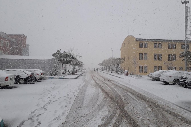 Muş’ta mevsimin ilk karı yağdı