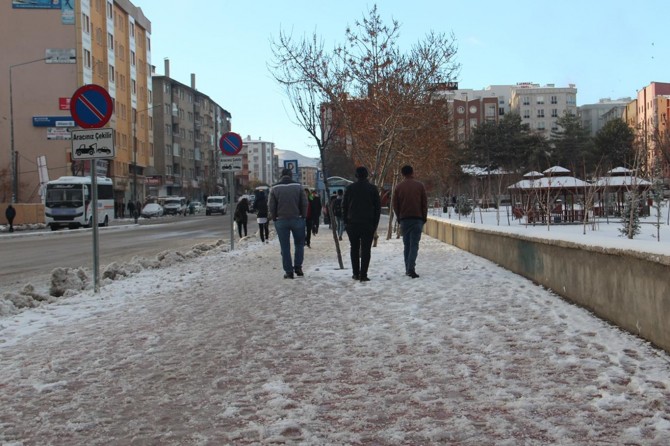 Van'da mevsimin ilk karı yağdı