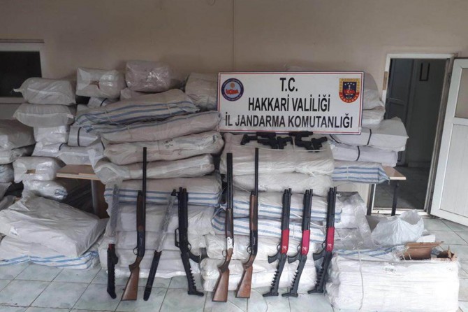 Araçta yapılan aramada 771 av tüfeği ve 645 kurusıkı tabanca ele geçirildi