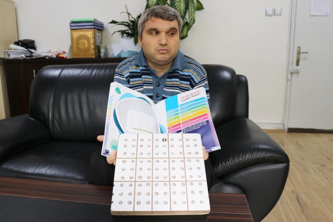 Görme engelli öğretmenden öğrencilerine eğitim kutusu