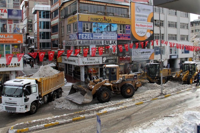 Van Büyükşehir Belediyesi karla mücadele çalışmalarına başladı