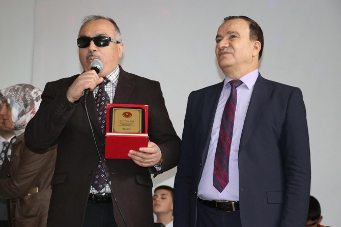 Görme engelli 33 yıllık öğretmen yılın öğretmeni seçildi